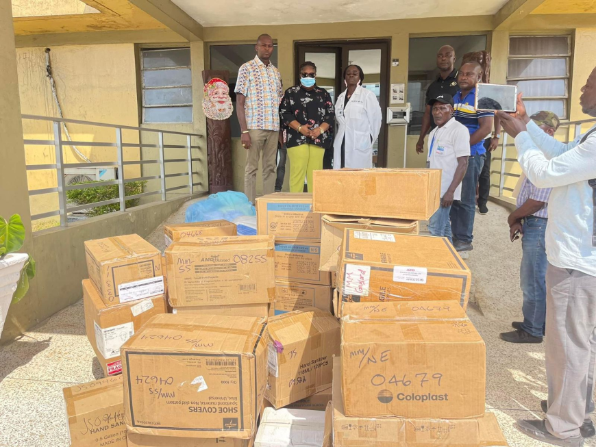 Sen.Johnny K. Kpehe donates medical supply following recent Tragedy